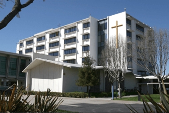皇后谷医院成立于1962年，位于洛杉矶地区的西科维纳谷。皇后谷医院是一个非营利组织，天主教医院，深受当地居民好评。Family Birth & Newborn Center家庭出生和新生儿中心设施设备先进，在当地医院中都是非常优异的。新生儿重症监护室NICU水平是IIIB，1972年就已经开设，有40个床位，已经有超过15000的婴儿在该医院NICU接受治疗和照顾。